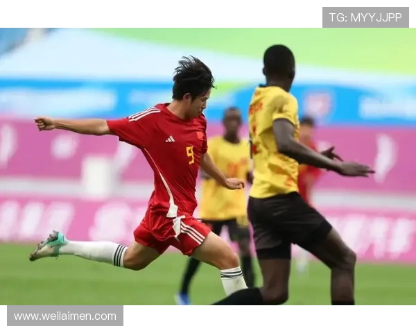 重庆足球队的拼搏历程与杯赛荣耀的背后故事